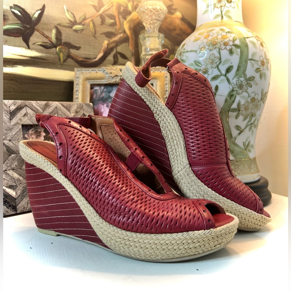 L'Amour des Pieds Women's Isandro Wedge